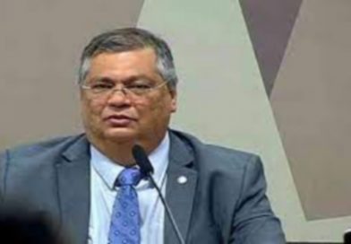 Dino manda suspender pagamento de penduricalhos nos Três Poderes