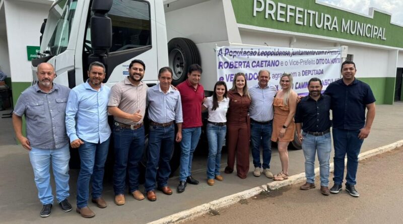 Deputada Marussa Boldrin entrega caminhão basculante 0 km em Leopoldo de Bulhões