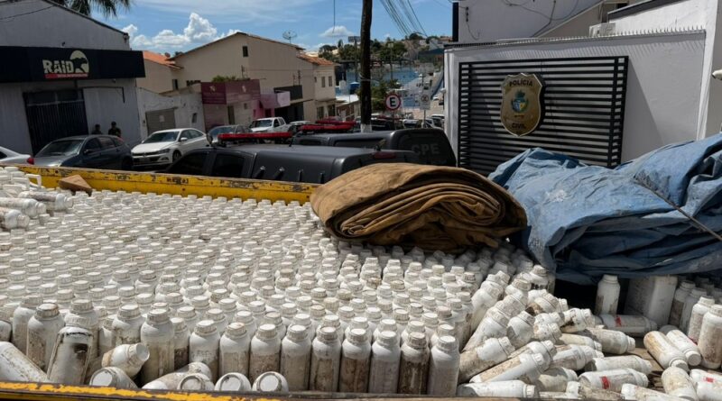 Agrodefesa e PM apreendem 1,4 mil embalagens irregulares com agrotóxicos em Catalão