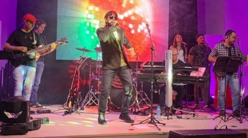 Banda Reatus se apresenta no dia 2 de maio durante o Bloco do Id, em Silvânia