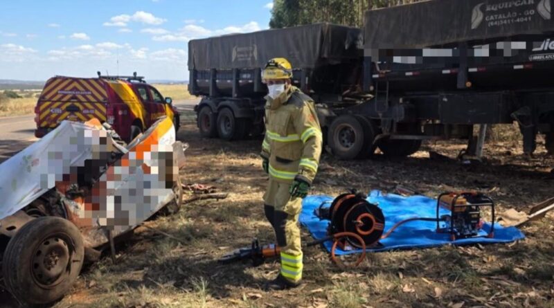 Motorista morre após grave acidente entre carro e carreta na GO-020, em Urutaí