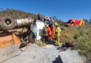 Caminhão carregado com brita sai da pista e motorista morre na GO-203, em Ipameri