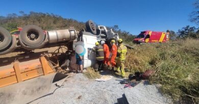 Caminhão carregado com brita sai da pista e motorista morre na GO-203, em Ipameri